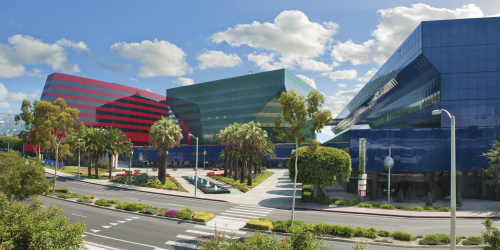 Le Pacific Design Center et ses batiments de trois couleurs