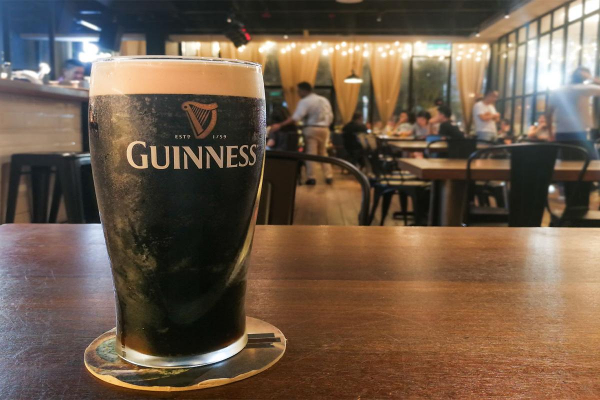 Tout savoir sur la Guinness, la bière brune préférée des Irlandais